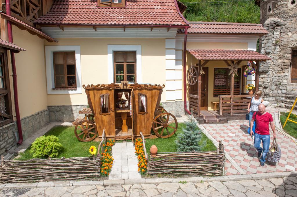 Bilya Richky Hotel Kamianets-Podilskyi Exterior photo