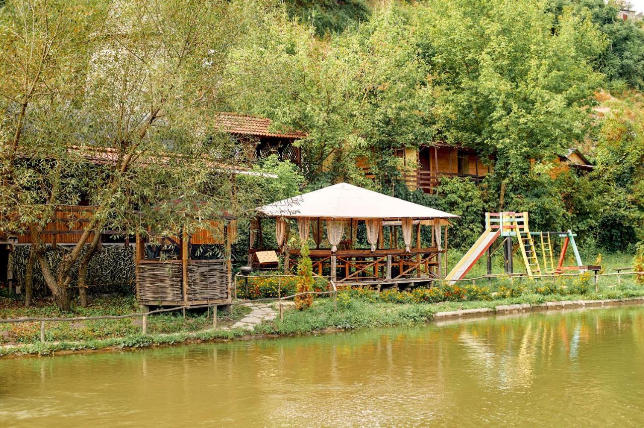 Bilya Richky Hotel Kamianets-Podilskyi Exterior photo